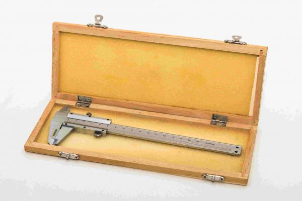 CALIBRE METÁLICO "CONNOR" - 15 CM - EN CAJA DE MADERA